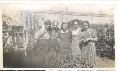 Nuotrauka „Žvėrinčiaus žvaigždės“ Eugenija Šimkūnaitė su Kaune bendrabutyje gyvenančiomis draugėmis 1940 m. birželio mėn. Gydytojos Onos Etmanavičiūtės Prapuolenienės (1921–2011) asmeninio albumo nuotrauka. Šią nuotrauką išsaugojo ir leido mums ją naudoti jos dukra Ina Pilkauskienė. Nuoširdus ačiū jai.
